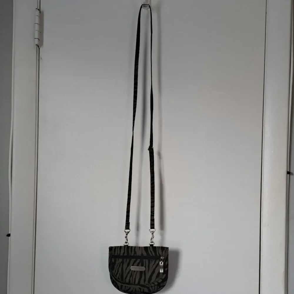 Baggallini Crossbody Teenee Phone Bagg
Green and Black Zebra Print - Picture 9 of 9